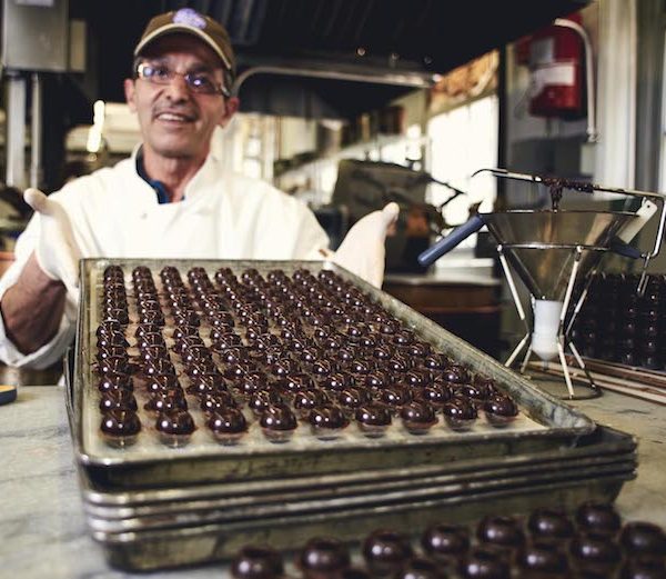 ג'ורג' דימיטריוס (George Demetrious) – מהגר ממוצא יווני שלמד את אמנות ייצור השוקולד בצרפת וכיום מנוהל על ידי דור ההמשך
