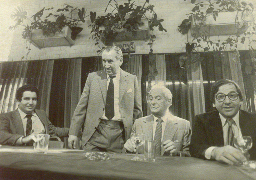 מרק מושביץ דוד משוביץ אבא פרומצינקו ואבי פילוסוף בהרמת כוסית בבנין עלית